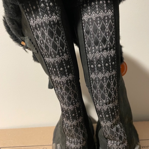 Cushe women’s winter boots - Picture 3 of 5